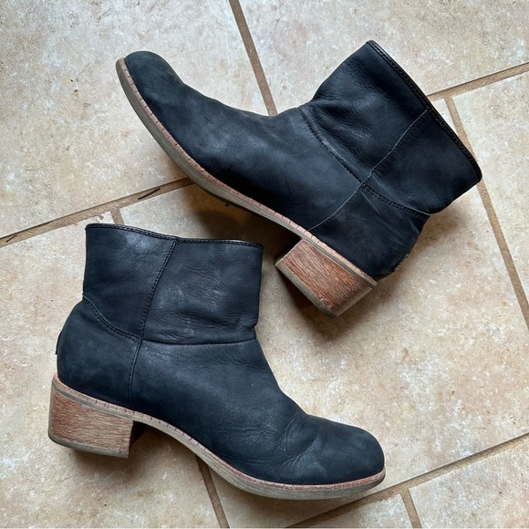 Ugg darling black booties sz 8 low heel casual boot cozy comfortable date ankle - Picture 2 of 8